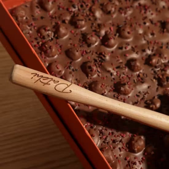 Patchi Chocolate Bar & Hammer Box 550g | لوح شوكولاتة باتشي مع مطرقة ٥٥٠ غرام - Image 2