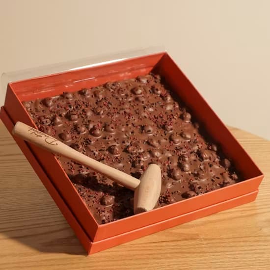 Patchi Chocolate Bar & Hammer Box 550g | لوح شوكولاتة باتشي مع مطرقة ٥٥٠ غرام - Image 3